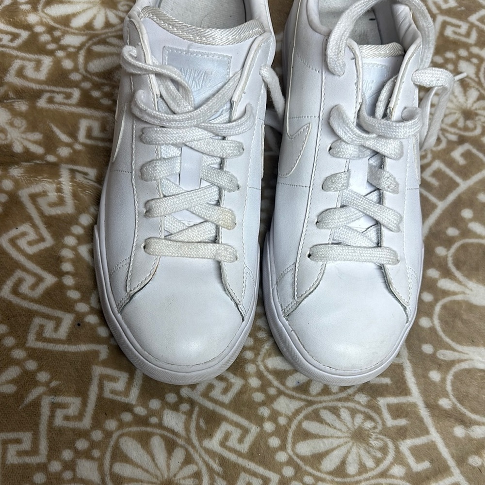 Nike White Athletic Shoes Classic Design - Picture 15 of 15